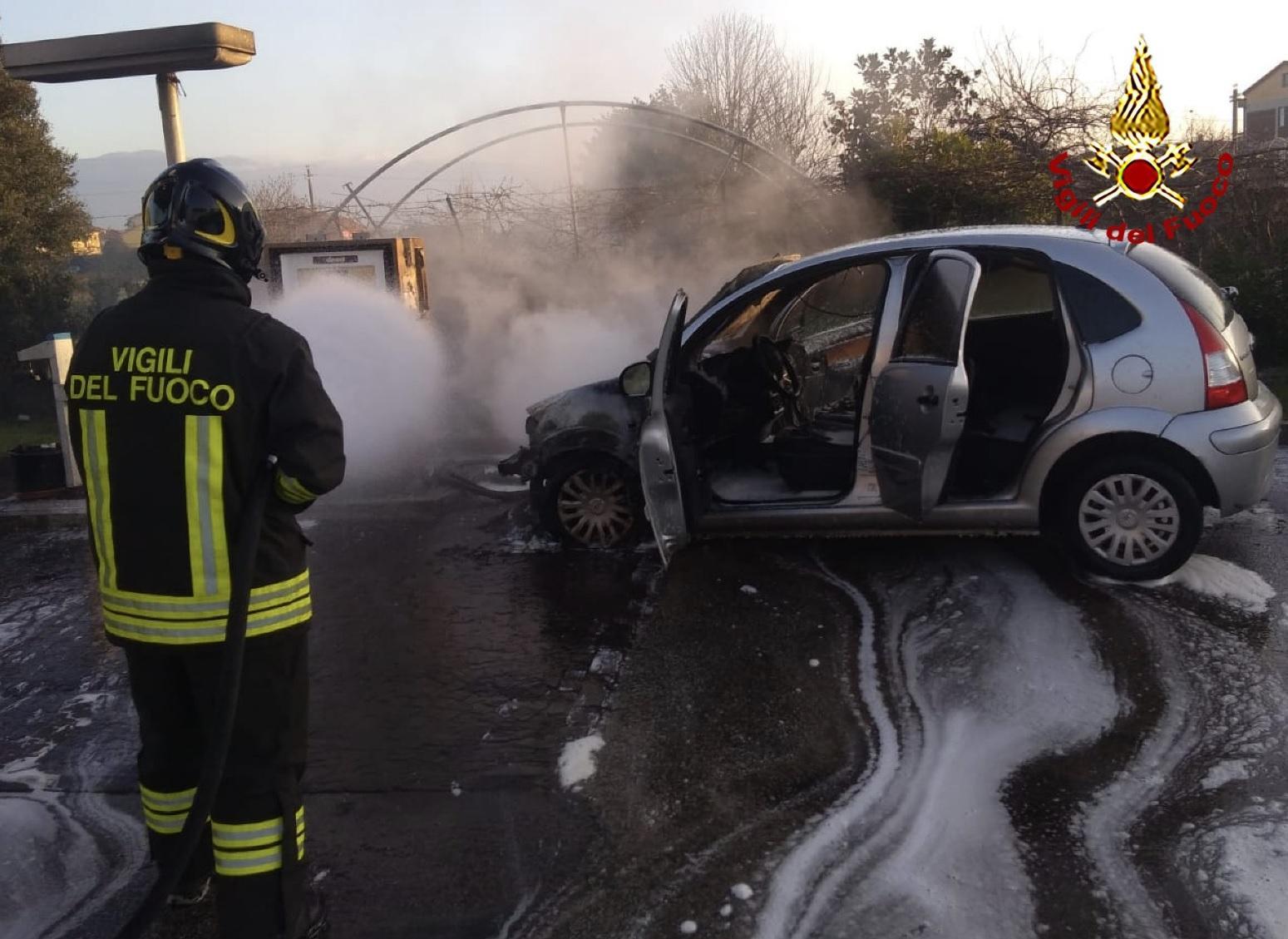 Auto a gpl va a fuoco in un distributore 