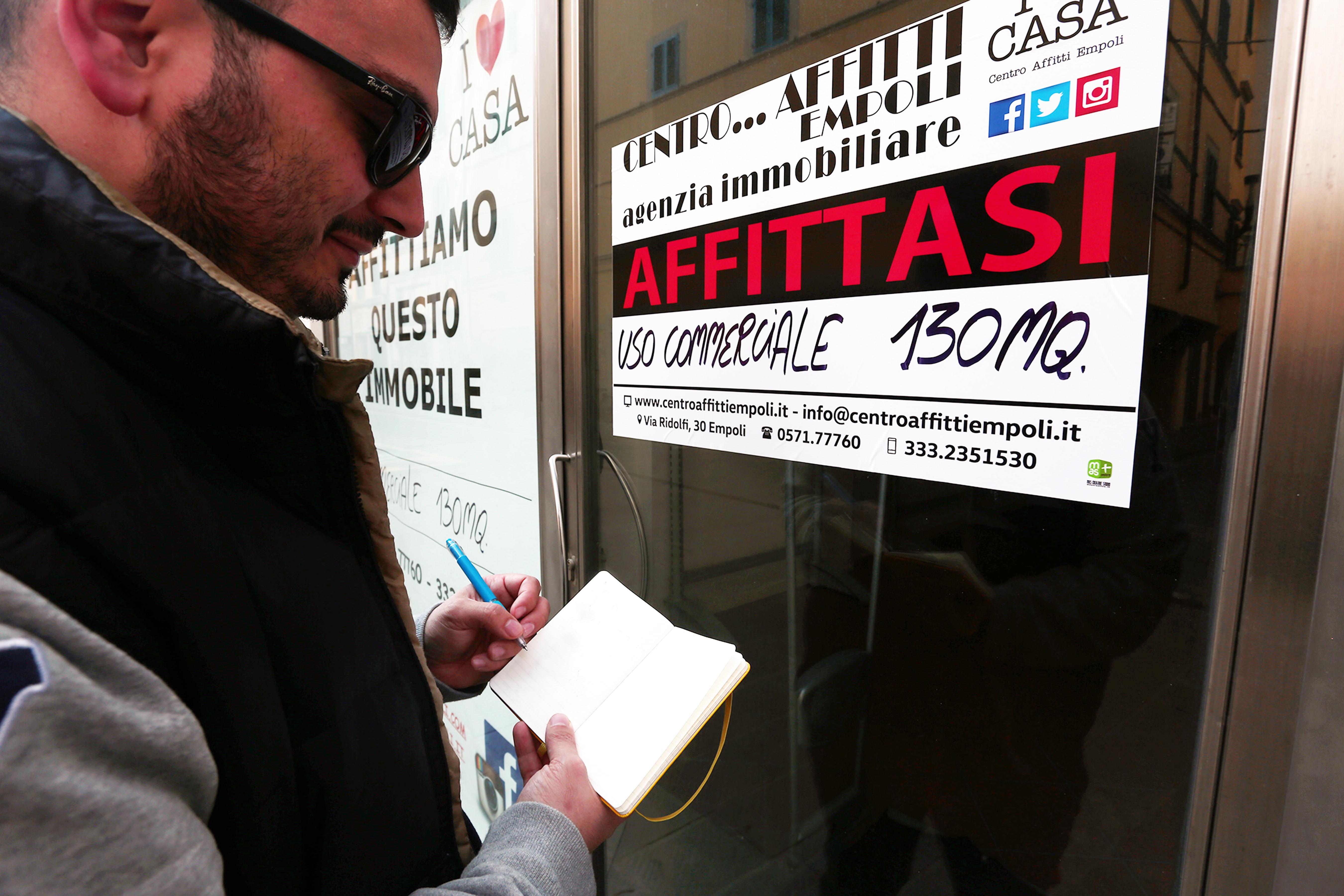 Un cartello di affittasi ad un fondo commerciale