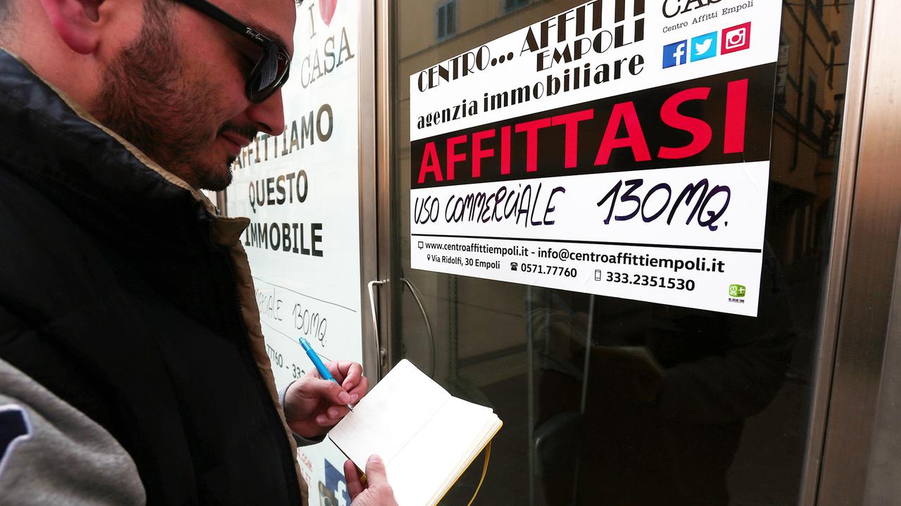 Un cartello di affittasi ad un fondo commerciale