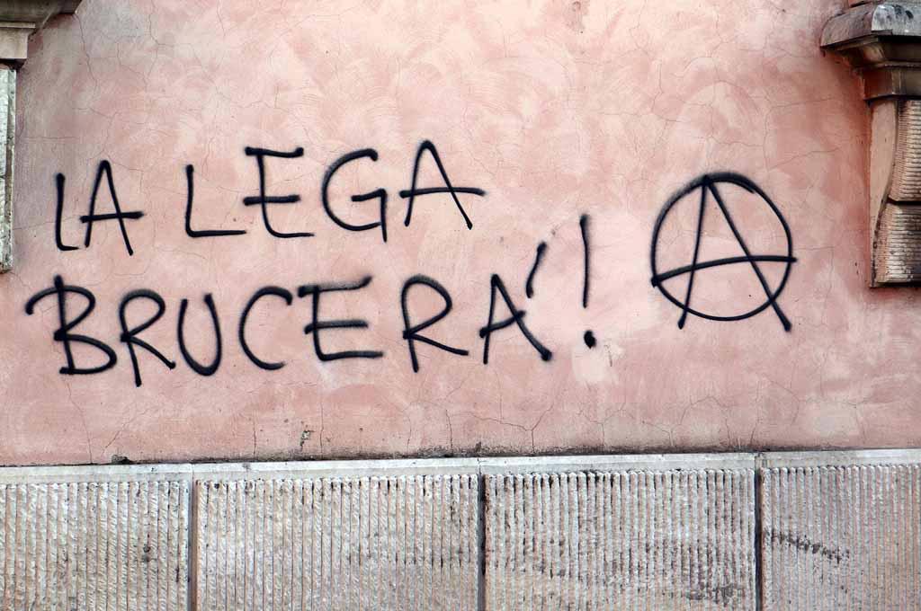 Scritte choc a Carrara contro la Lega e le forze dell'ordine 