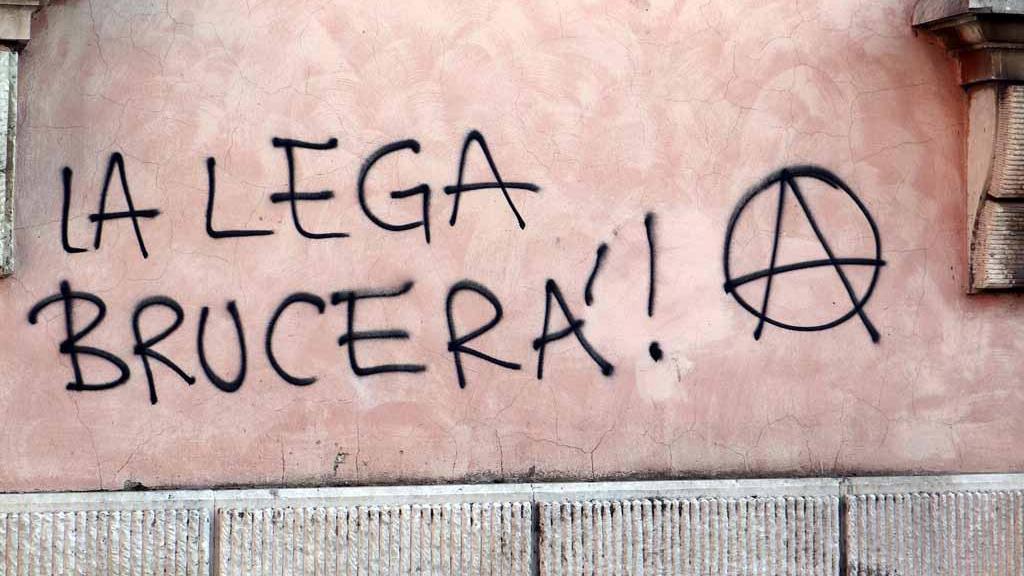 Scritte choc a Carrara contro la Lega e le forze dell'ordine