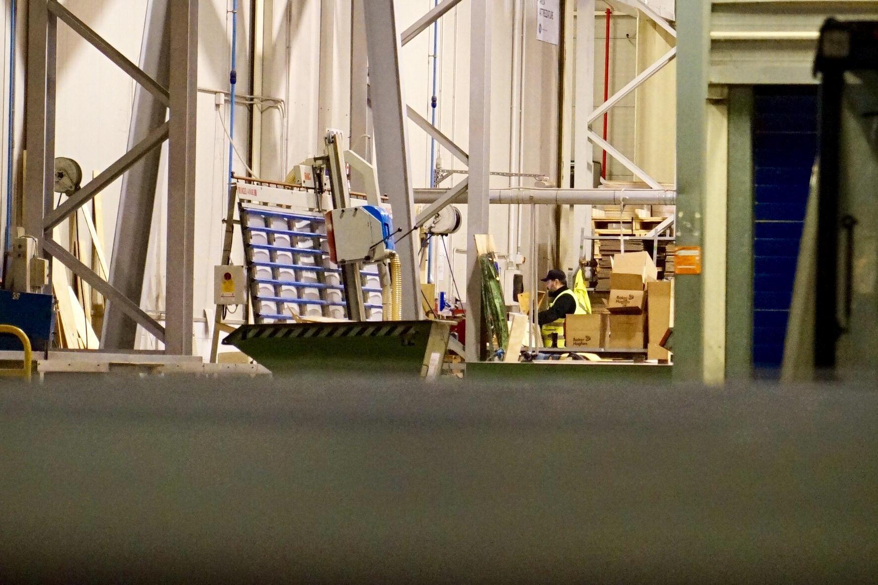 Colpito da una cassa di legno di 400 chili: gravissimo a 23 anni