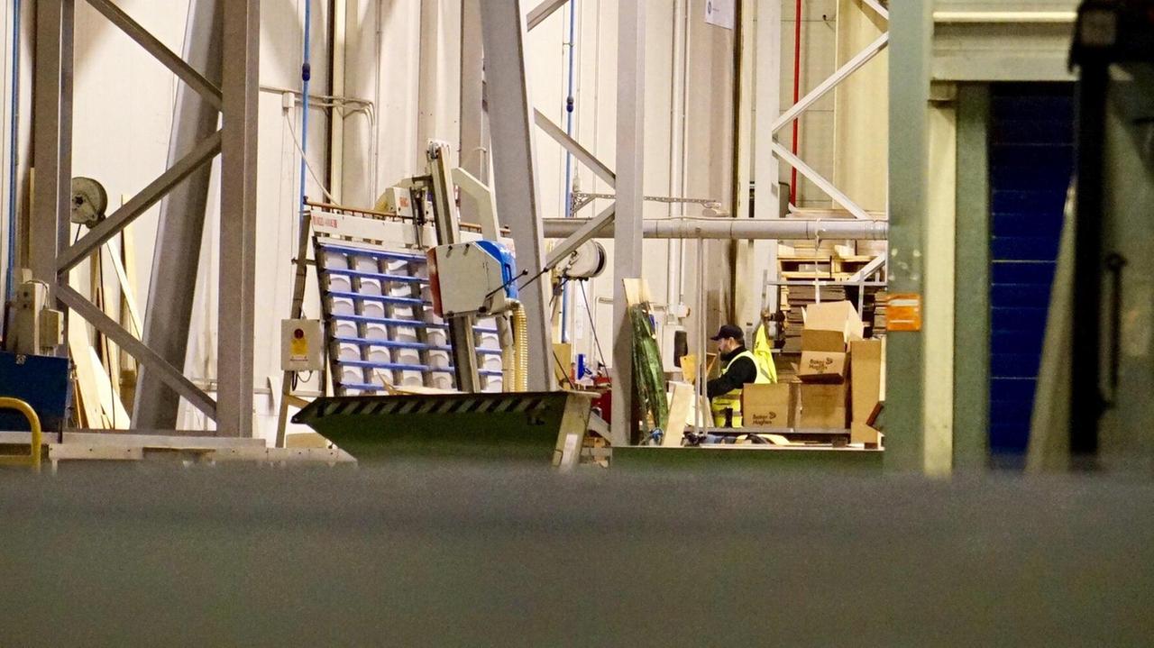 Colpito da una cassa di legno di 400 chili: gravissimo a 23 anni