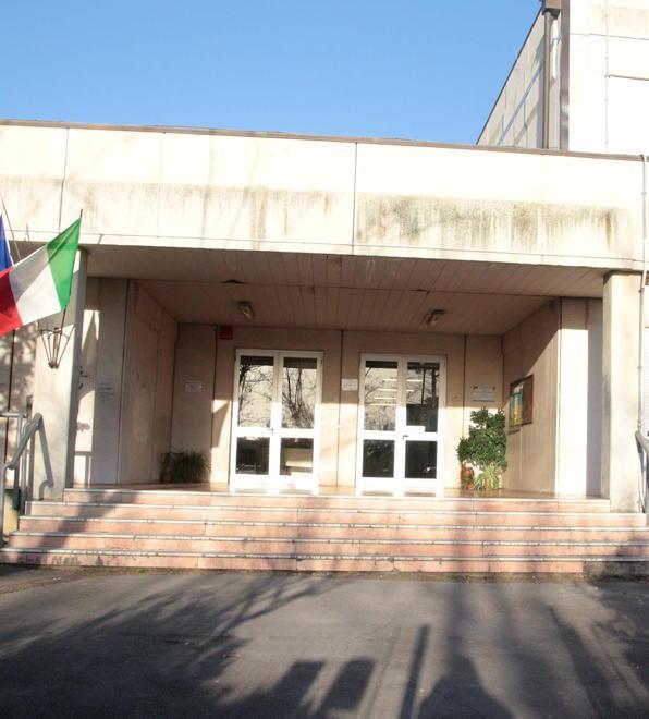 Classe senza lavagna elettronica, il Comune comprerà le staffe 