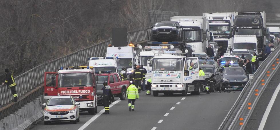 Incastrati nell’auto dopo il tamponamento Uno è grave, morto il cane che era con loro 
