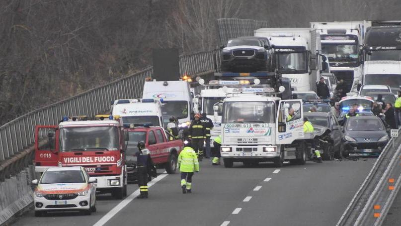 Incastrati nell’auto dopo il tamponamento Uno è grave, morto il cane che era con loro
