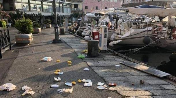 Brutto spettacolo all’alba con il centro invaso dai rifiuti