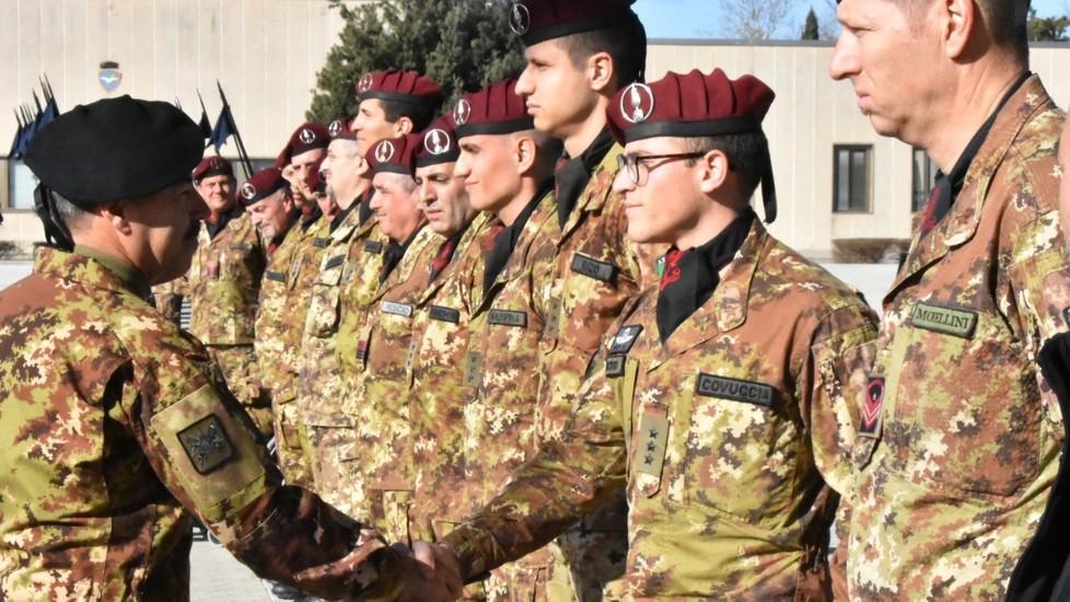Il generale Farina visita il Cemivet Un plauso al reparto ippico e cinofilo