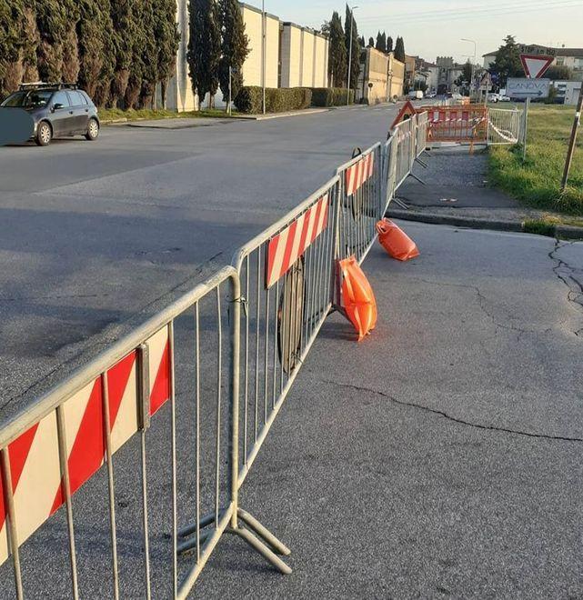 Cede il marciapiede, è allarme Toti: «Non lasciateci soli» 