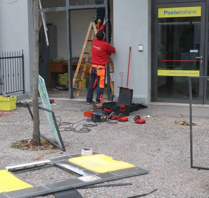 Assalto nella notte: Postamat scardinato a San Bartolomeo, l’ufficio resta chiuso 
