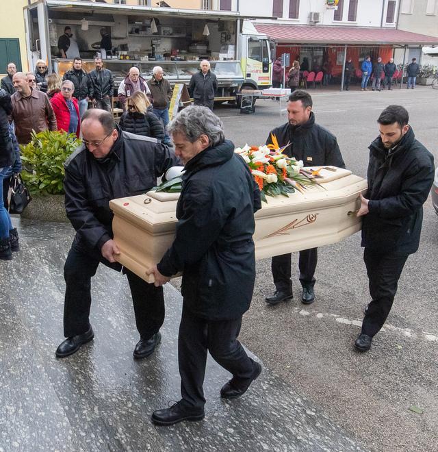 Lacrime per “al Rizz” Paese unito nel dolore per il morto in Apercar 