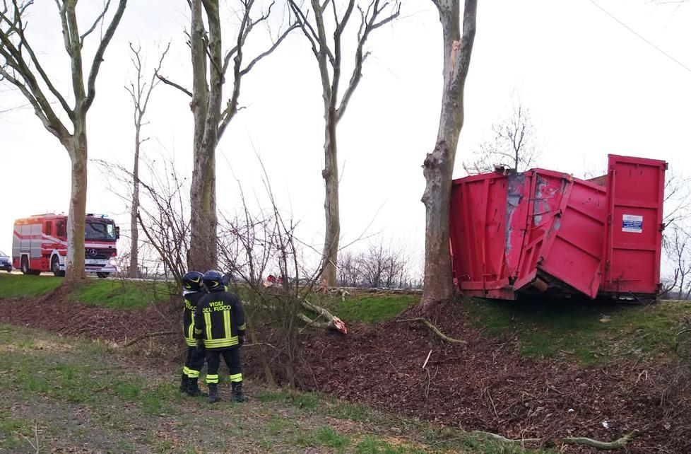 Camion perde il container