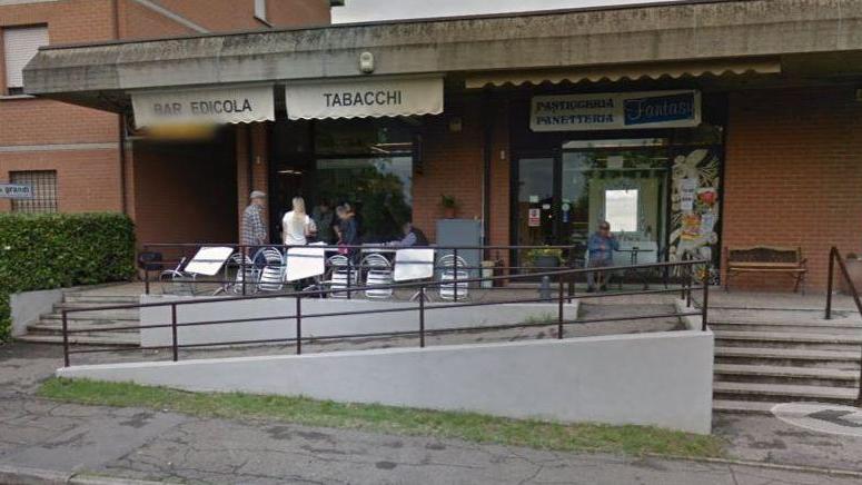 Inondano di schiuma ignifuga il titolare del bar che svaligiano