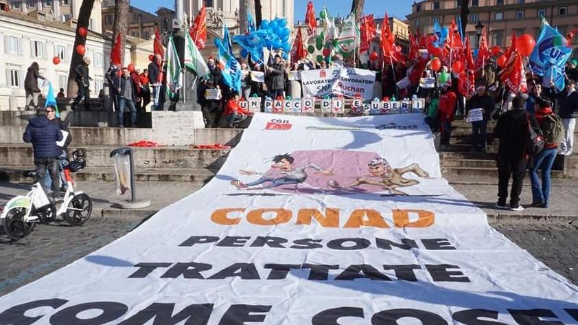 I sindacati: «Inaccettabile, si fermino subito»