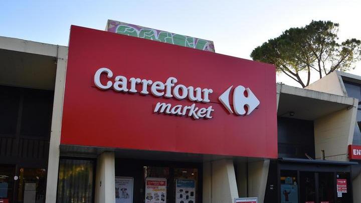 Il negozio Carrefour (ex Simply) di via Einaudi (Foto Agenzia Bf)