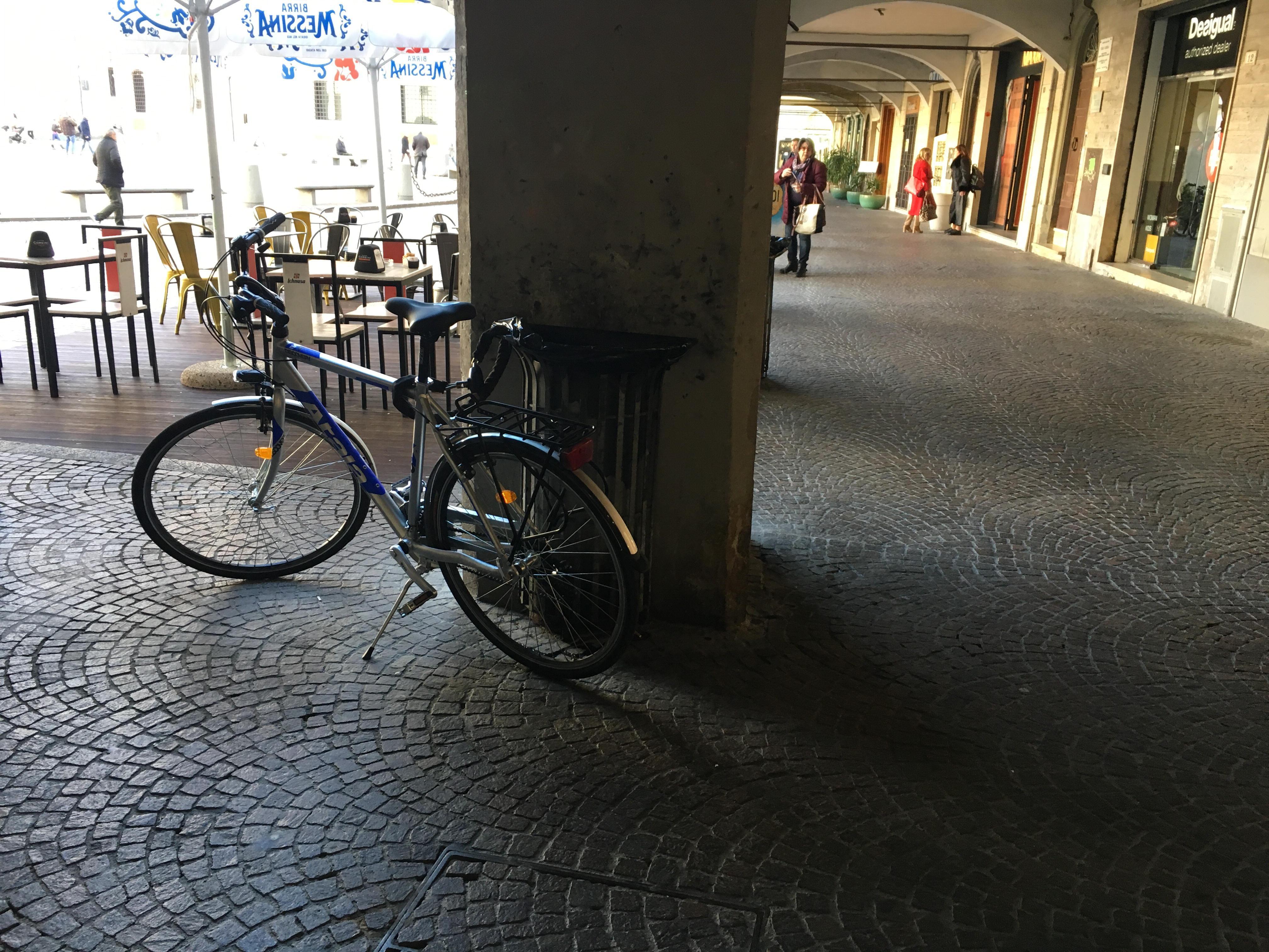 I portici di piazza Dante quasi deserti