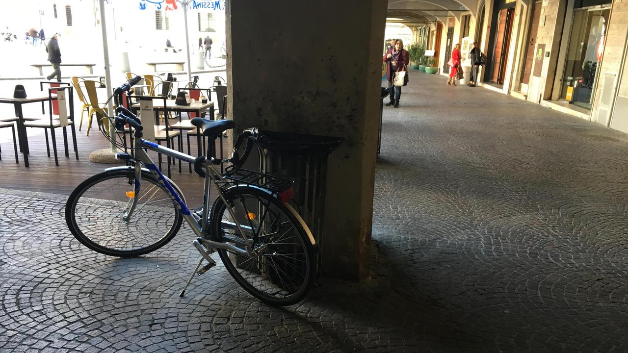 I portici di piazza Dante quasi deserti