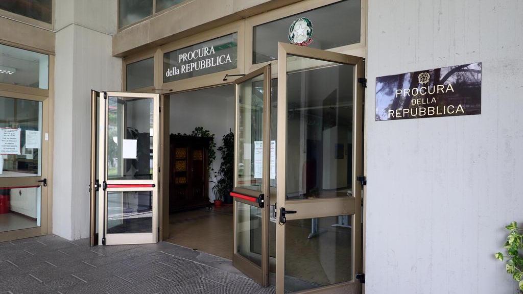 L'ingresso della Procura di Massa