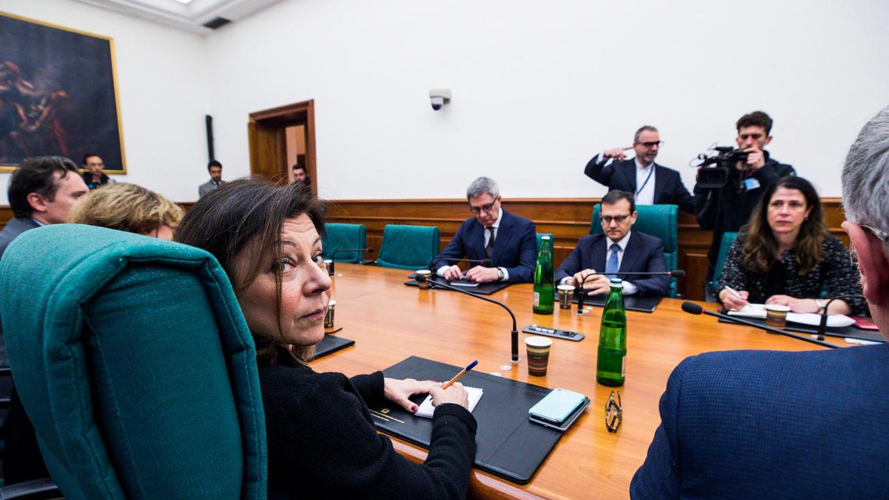 La ministra De Micheli durante l'incontro con i liquidatori di Air Italy