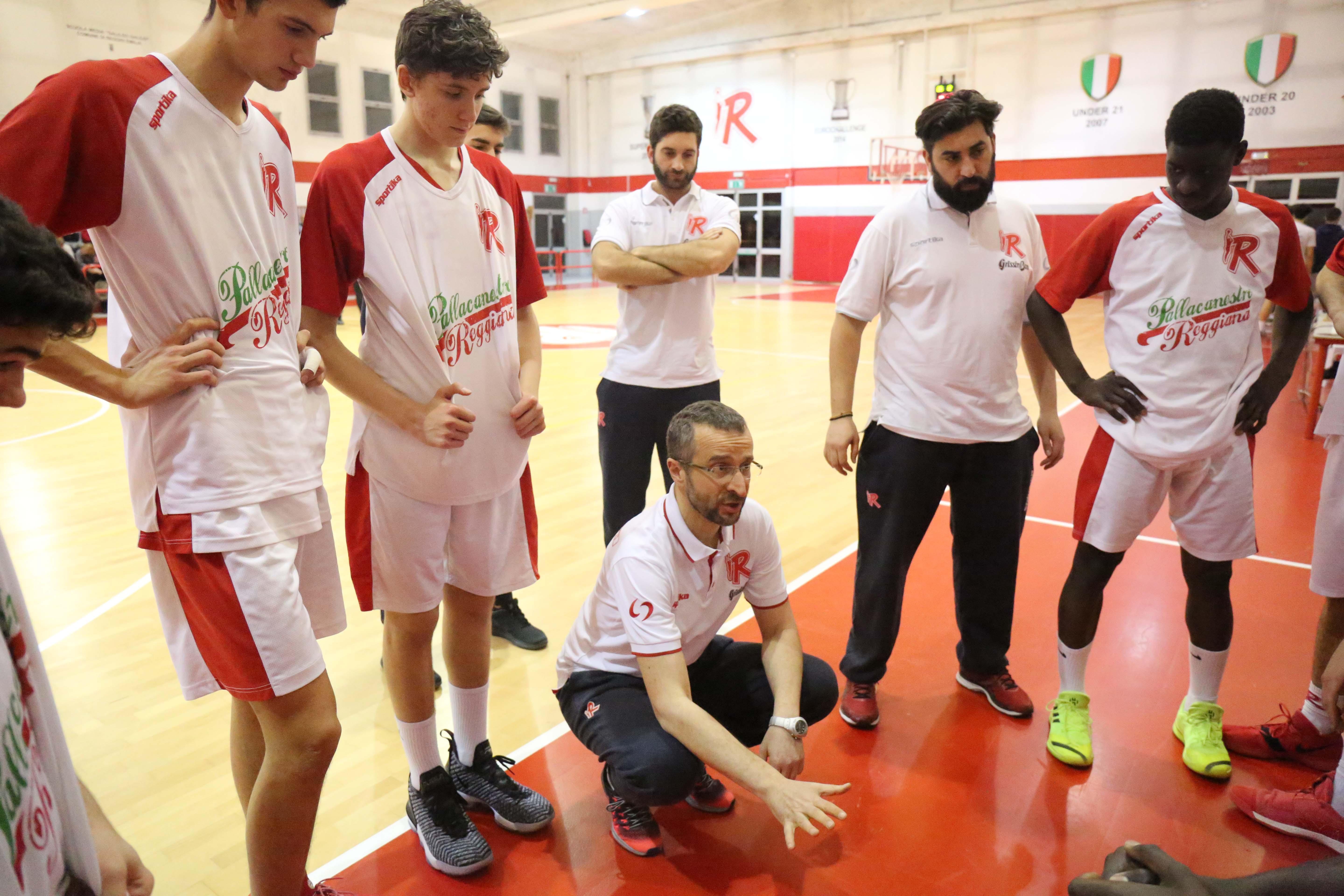 Andrea Menozzi durante un time out dell'Under 18