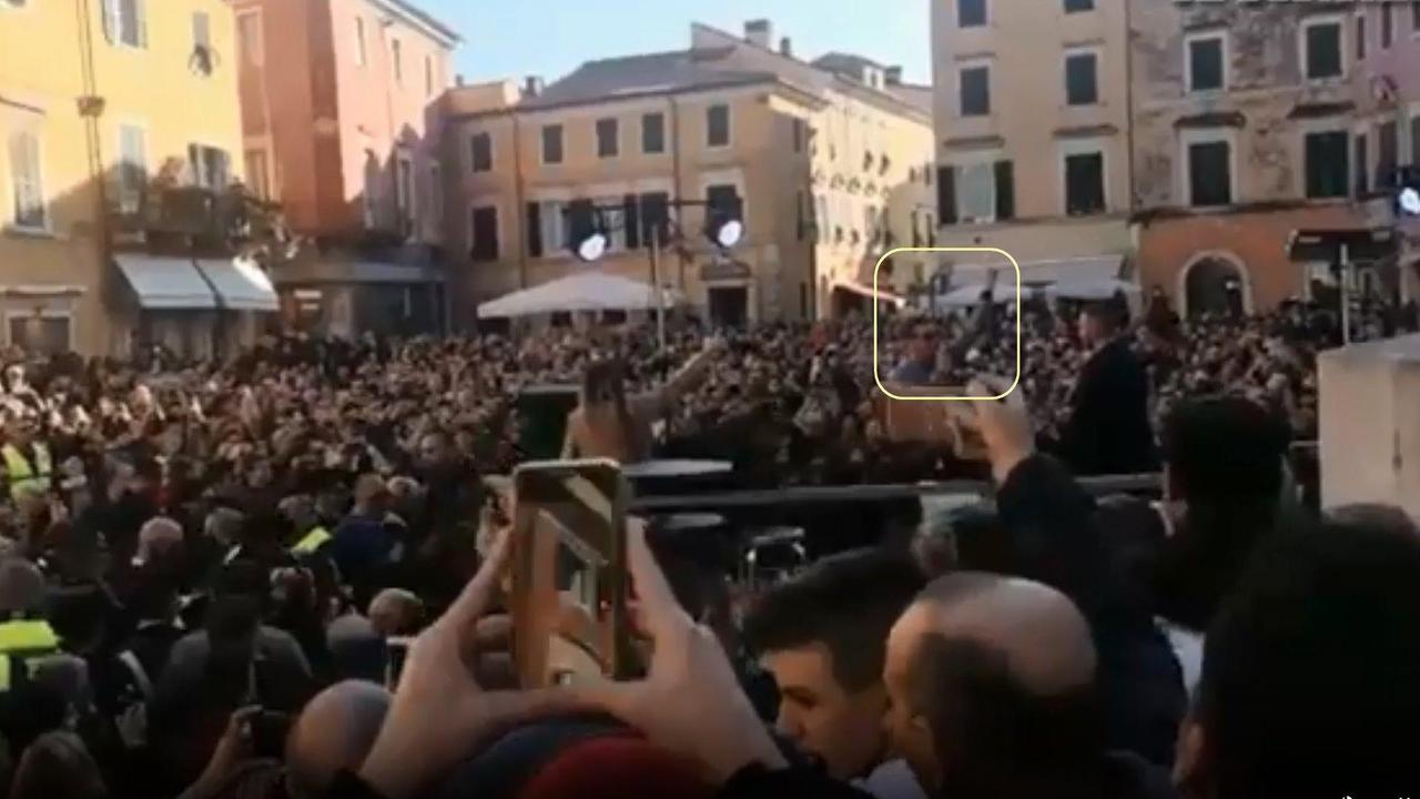 Francesco Gabbani (nel riquadro) quasi sommerso dalla folla in piazza Alberica a Carrara