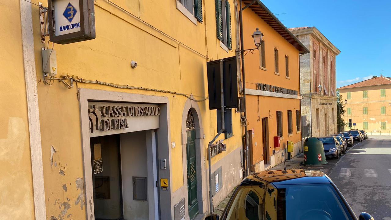 La filiale Bpm di Lari (Foto Franco Silvi)