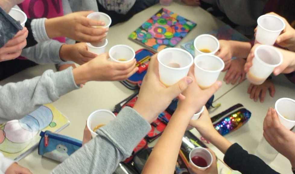 Il brindisi dei bambini vincitori del concorso