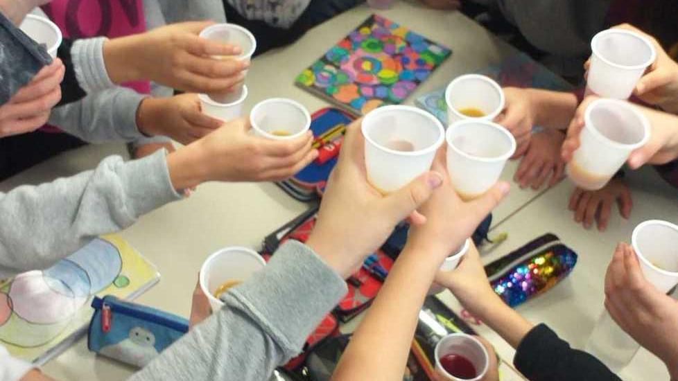 Il brindisi dei bambini vincitori del concorso