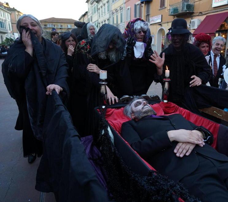 Una giunta di supereroi al funerale goliardico. E nella bara finisce l’ex consigliere Leone - Foto
