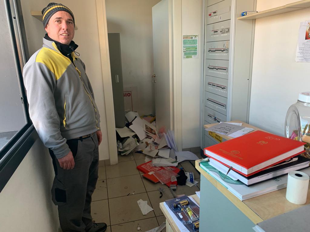 Distributore inagibile dopo il raid dei ladri devastati gli uffici - Foto
