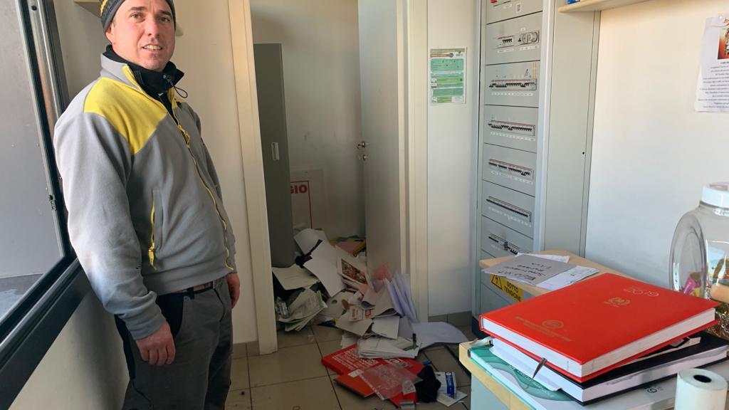 Distributore inagibile dopo il raid dei ladri devastati gli uffici - Foto