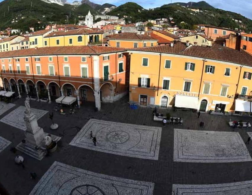 Il sindaco di Carrara: ecco perché non possiamo riportare le scuole superiori in centro 
