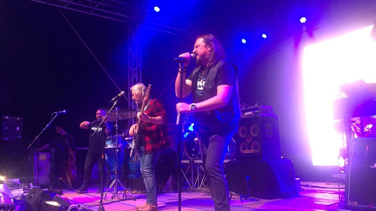 Inizia il concerto dei Nomadi a Novellara tra applausi scrosciati