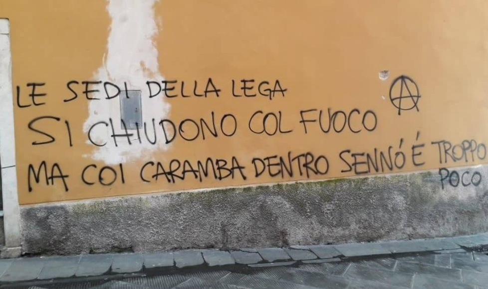 Scritte choc contro Lega e forze dell’ordine «Brucino tutte le sedi con le guardie dentro» 