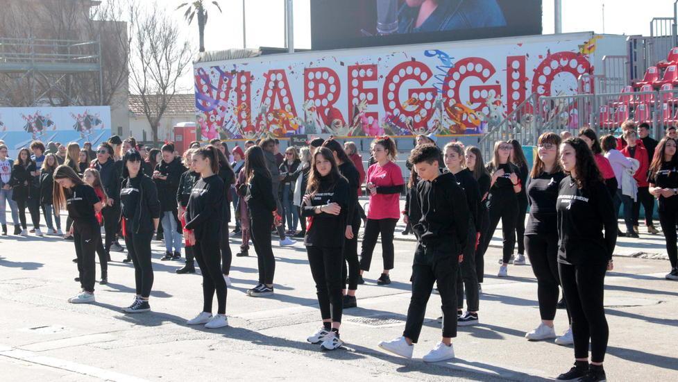Studenti ballano in piazza contro la violenza sulle donne