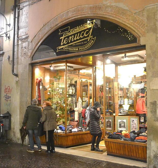 Gli abiti di Toscano sbarcano a Lucca, in via Fillungo