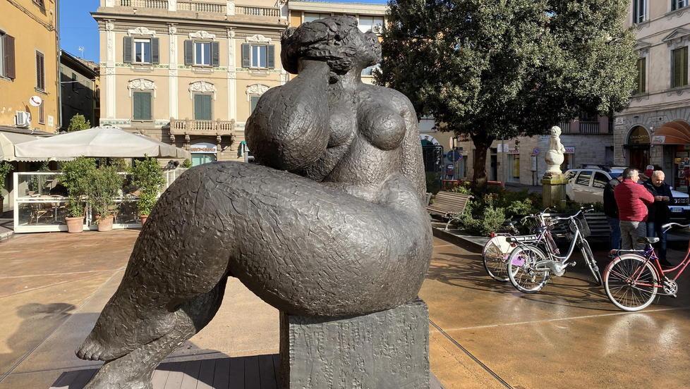 Le “super” donne di Mauro Franchi invadono il centro come in una galleria