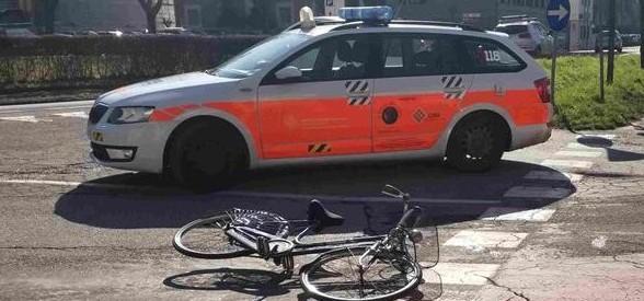 Cade a terra dopo l’urto con un’auto, grave ciclista di 93 anni 