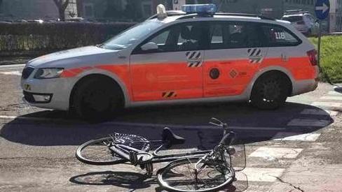 Cade a terra dopo l’urto con un’auto, grave ciclista di 93 anni