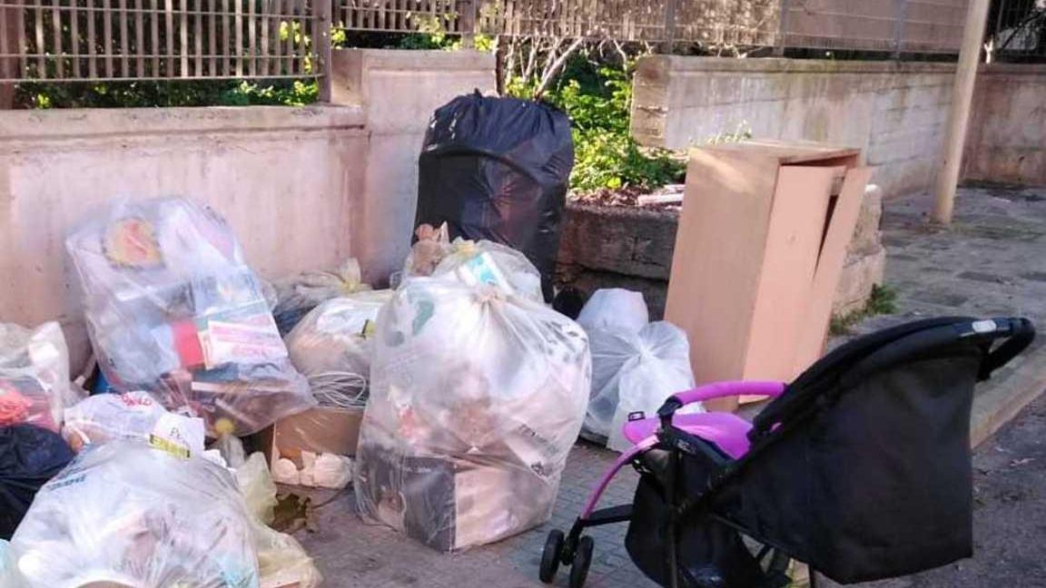 Porto Torres, sorpreso mentre getta i rifiuti per strada 