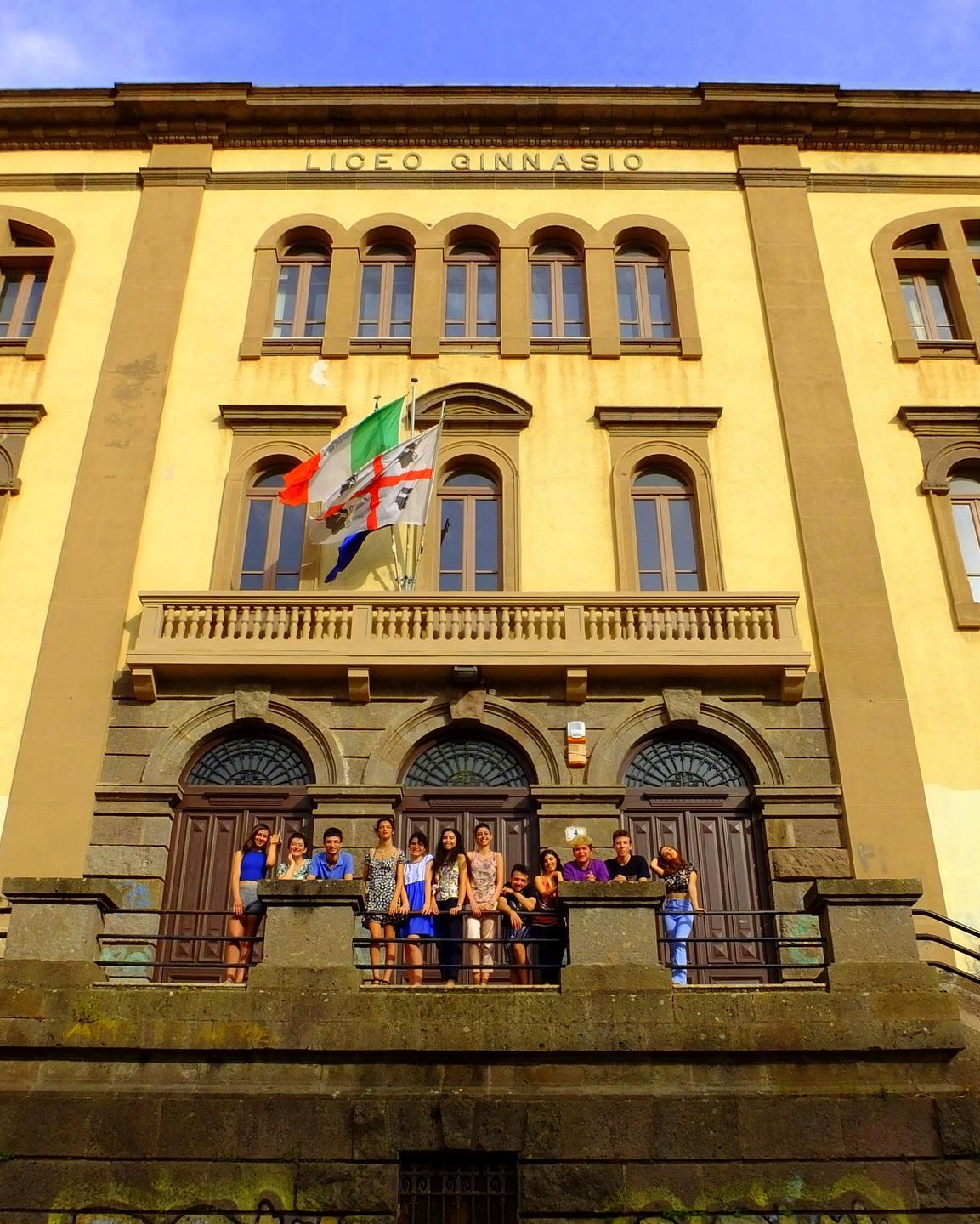 Cicerone donna dialoga con Socrate 