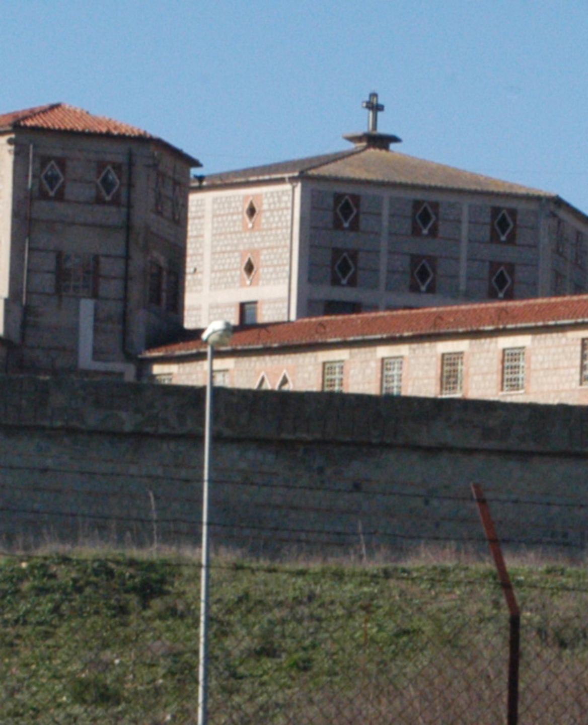 Porta droga e una sim in carcere a Nuoro: arrestato dagli agenti 