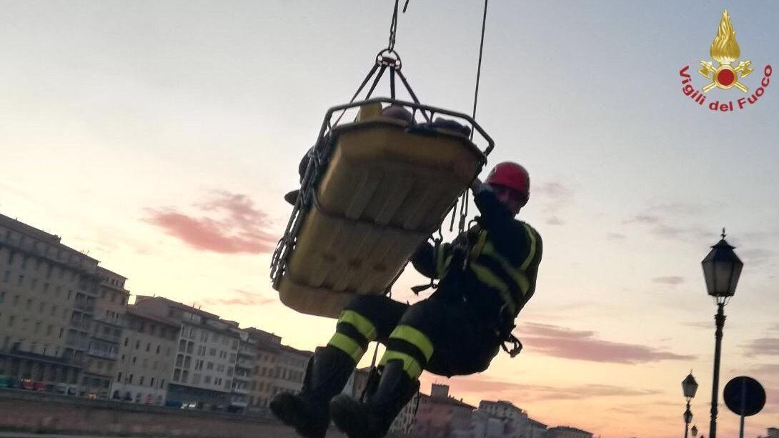 Cade dalla spalletta dell'Arno a Pisa, si frattura un piede
