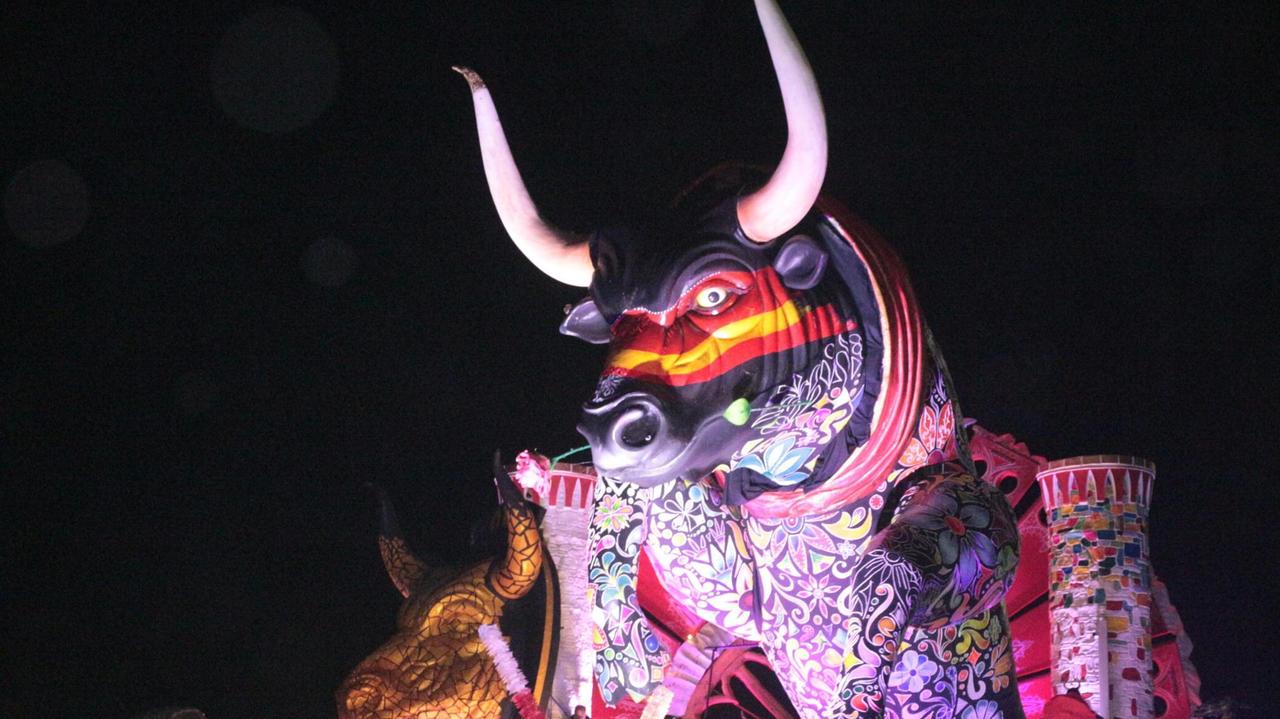 Il Carnevale di Viareggio in notturna (e di sabato) è un successo - Video