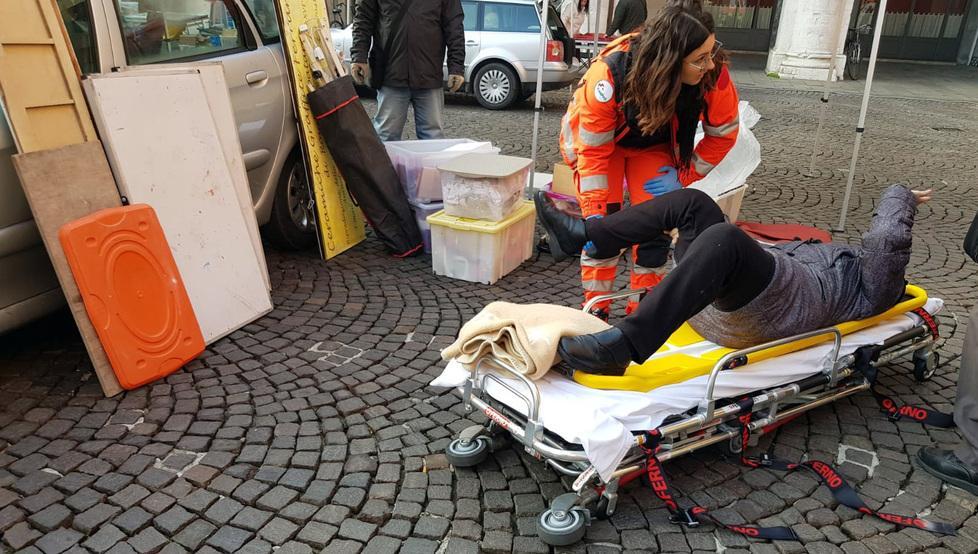 Ferrara, cade nella piazza dissestata: artigiana si rompe una gamba 