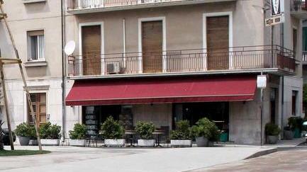Svuota il Caffé Shelley e minaccia il titolare, arrestato