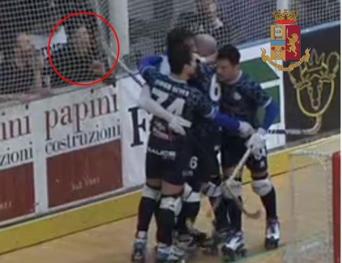 Insulti e botte dal campo, daspo al giocatore e al tifoso
