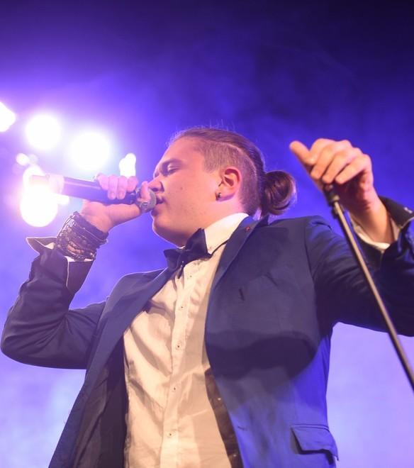 A Sanremo per cantare e recitare nei locali sognando di essere sul palco dell’Ariston 