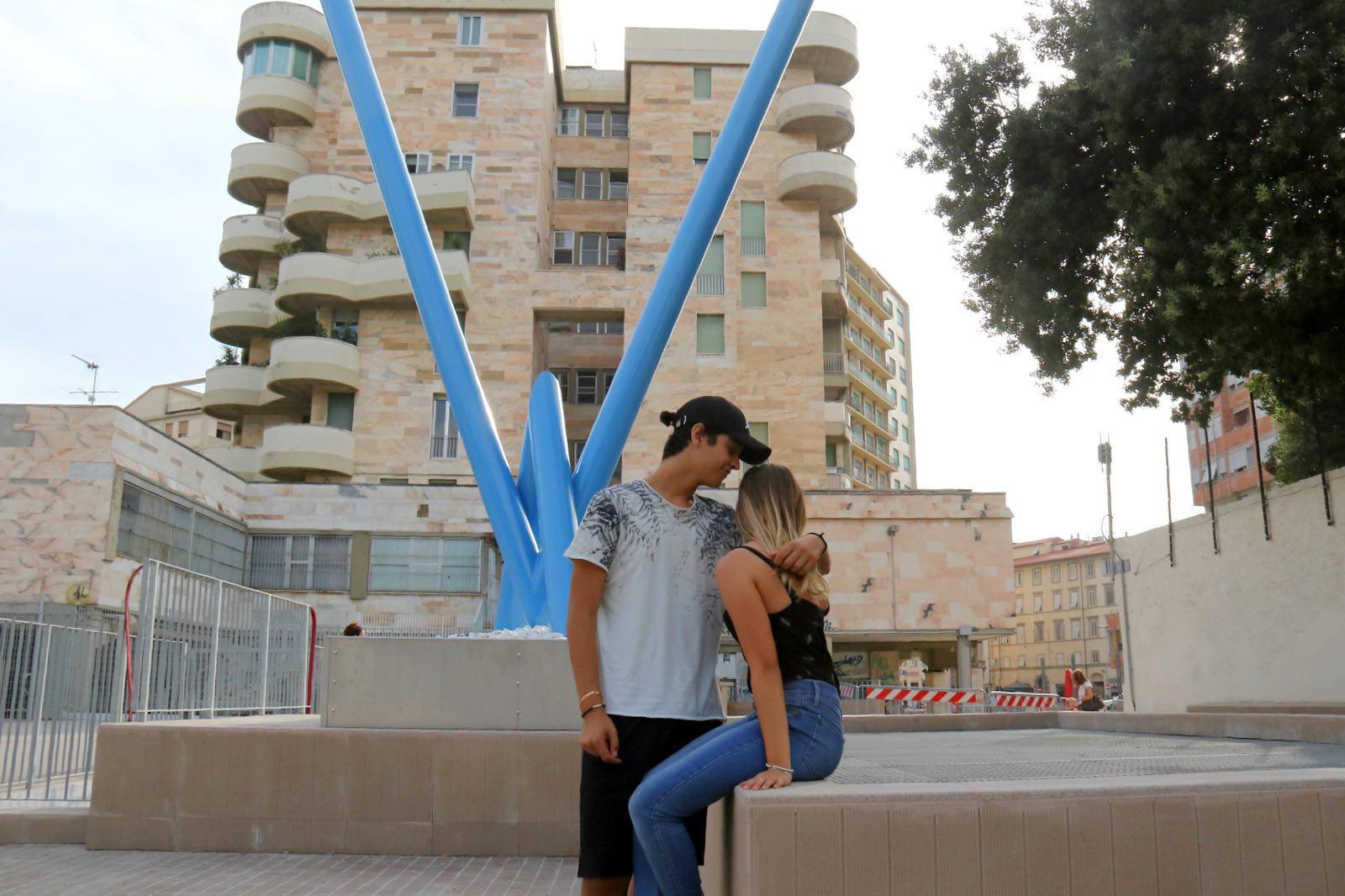 L'appello dell'artista: «La mia “V” gigante in rovina, sistematela per me sarà un regalo» 