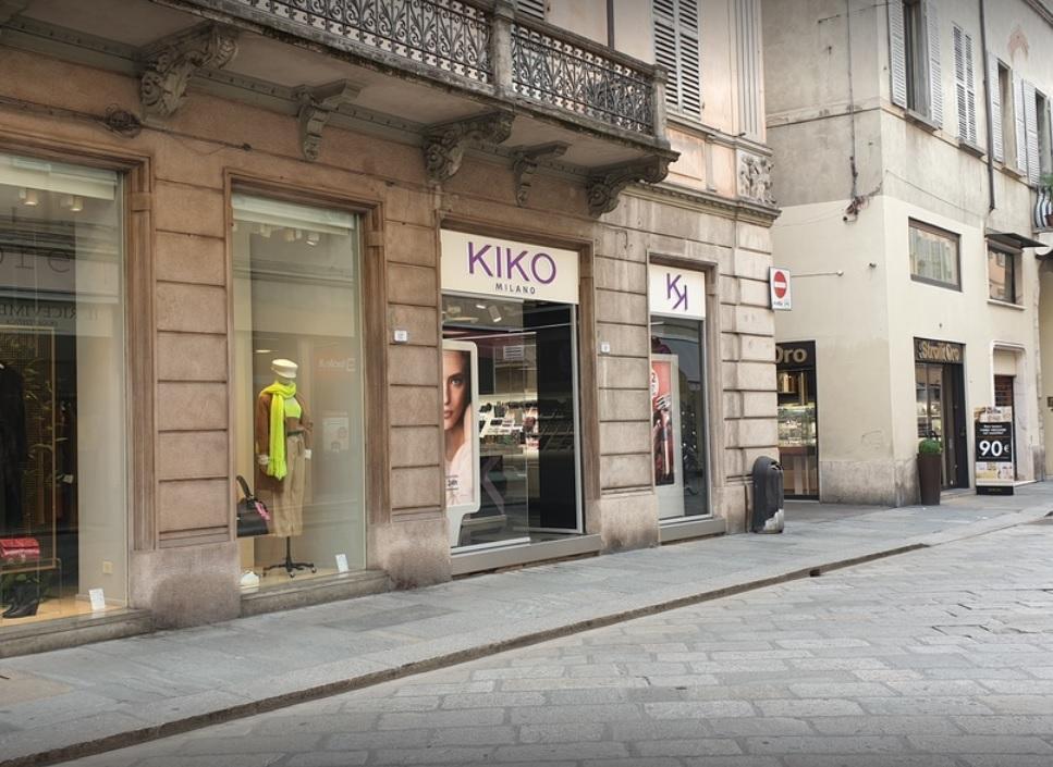Siringa in mano, rapina la profumeria Kiko 
